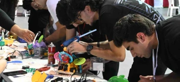 En çirkin robotu yapmak için yarıştılar