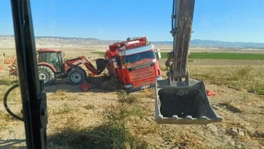 22 Ton Soğan Taşıyan Tır Tarlada Toprağa Gömüldü