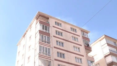 Ulus Caddesi’nde apartman çatısında yangın paniği