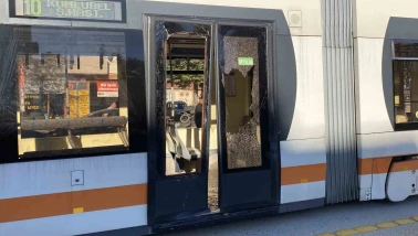 Açık bırakılan servis kapısına tramvay çarptı: 3 yaralı