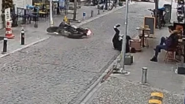 Kediye çarpmamaya çalışırken kaza yapan kasksız genç ağır yaralandı