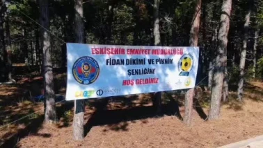 Eskişehir'de Öğrenciler, Polis Ekipleriyle Birlikte Fidan Dikti