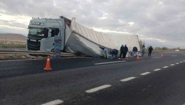 Sivrihisar’da sebze yüklü tır devrildi: Sürücü hafif yaralandı