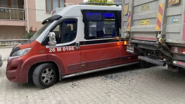Eskişehir’de tır ile minibüs kafa kafaya çarpıştı