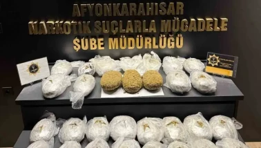 Otomobilin kapısına zulalanmış 11,5 kilo yasaklı madde ele geçirildi
