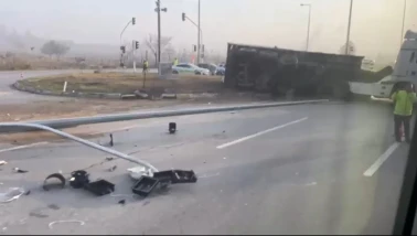 Eskişehir’de Yan Yatan Tır Kavşakta Trafiği Felç Etti