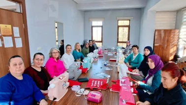 Kadınlar kendi çantalarını dikti: Odunpazarı Belediyesi’nden üretkenlik atölyesi