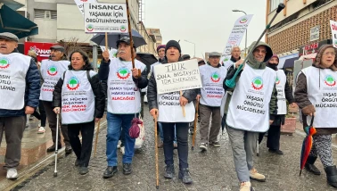 Eskişehir’de Emekliler Bastonlarını Kaldırdı: “Yoksulluğun Sorumlusu Sizsiniz!”