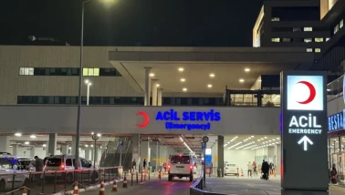 Başakşehir’de gıda zehirlenmesi şüphesi: Yaklaşık 30 öğrenci hastaneye kaldırıldı, kantinci çift gözaltında