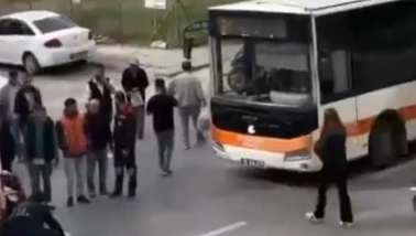 İstiklal Mahallesi’nde Yasak Dönüş Kazası: Motor Altına Girdi