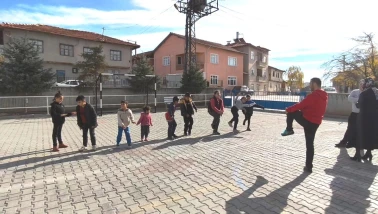 Kütahya'da “Mutlu Çarşamba” Buluşması: Özel Öğrenciler Sporda Bir Araya Geldi!