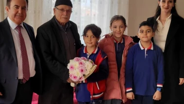 Altıntaş’ta Minik Öğrenciler Emekli Öğretmenleri Ziyaret Etti