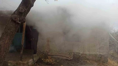 Evde çıkan yangın mahalle sakinlerini korkuttu