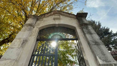 Hamamdan Camiye Dönüşen Tarih: 700 Yıllık Ak Camii Zamana Meydan Okuyor