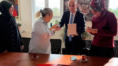 Hisarcık’ta Öğretmenler Günü’nde Anlamlı Jest: Türk Bayrağı Rozeti