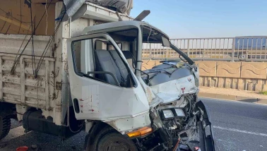 Çevreyolu’nda feci kaza: Kamyona arkadan çarpan sürücü araçta sıkıştı!