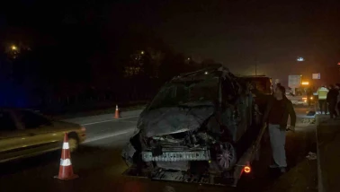 Eskişehir'de Feci Kazan:Kontrolden çıkan araç aydınlatma direğini devirip karşı yöne geçti