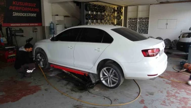 Kütahya’da Lastik Ustası Uyarıyor: “Kış Lastiği Kazaları Önler”