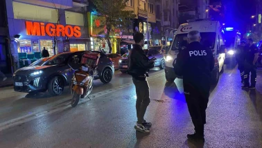 Motosiklet sürücüsü önce yayaya sonra otomobile çarptı, 2 kişi yaralandı