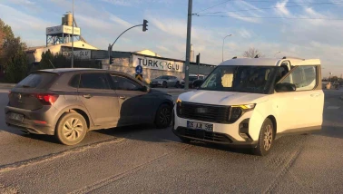 Otomobil ile hafif ticari araç çarpıştı: Kazada 6 yaralı var