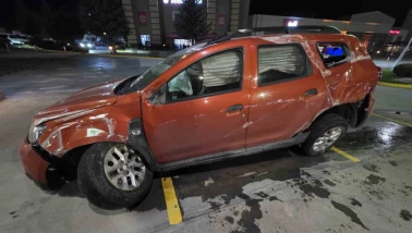 Bariyerlere çarpan otomobilde 2 kişi yaralandı