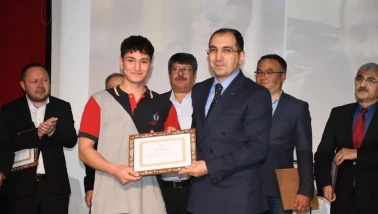 Şeref belgesi hayatını kaybeden öğretmenin oğluna verildi