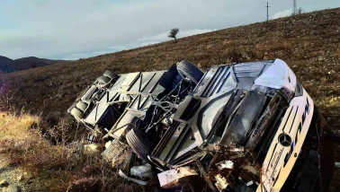 Dinar’da yolcu otobüsü devrildi: 2 kişi hayatını kaybetti, 21 yaralı