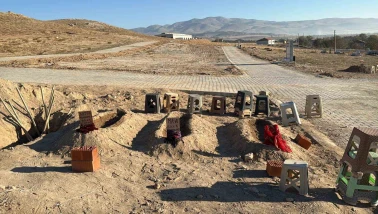 Zehirlenme Şüphesiyle Hayatını Kaybeden Anne ve Çocukları Yan Yana Toprağa Verildi: Görenler Gözyaşlarını Tutamadı