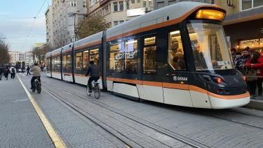 Eskişehir’de  Tramvay Seferleri Aksadı,  Duraklarda Yoğunluk Oluştu
