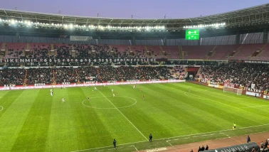 Eskişehirspor – Balıkesirspor Maçında İlk Yarı Bitti: Kartlar Çıktı, Gol Çıkmadı