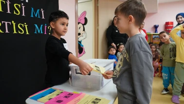 Tepebaşı'nda Erken Yaşta Demokrasi Eğitimi: Minikler Sandık Başında