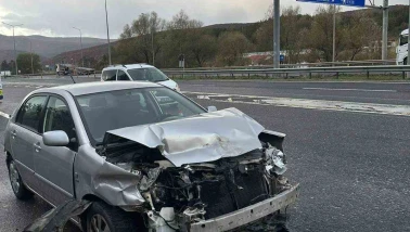 Bilecik’te Kontrolden Çıkan Otomobil Beton Bariyere Çarptı: 2 Yaralı