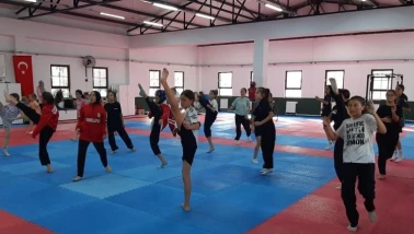 Gençler Taekwondo ile Hem Güçleniyor Hem Öğreniyor