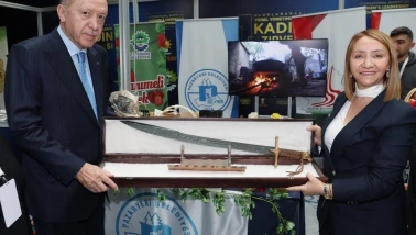 Pazaryeri Belediye Başkanı Zekiye Tekin’den Erdoğan’a kılıç hediyesi