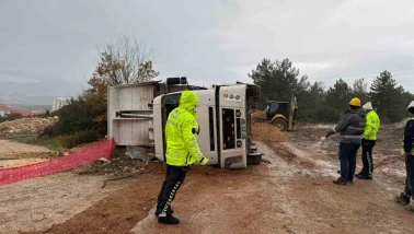 Bilecik'te Hafriyat Kamyonu Devrildi: Sürücü Yaralandı