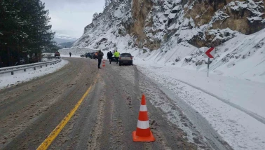 Kar yağışı Domaniç-İnegöl Yolunda Zincirleme Kazalara Yol Açtı
