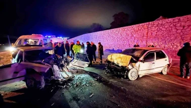 Emet’te Feci Kaza: İki Otomobil Kafa Kafaya Çarpıştı, Biri Bebek 4 Yaralı