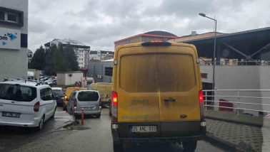 Her sabah trafiği felç eden PTT kargo araçları sürücüleri çileden çıkarıyor