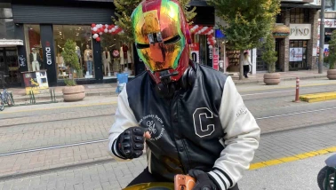 Eskişehir’de İron-Man kasklı Sürücü Dikkat Çekiyor