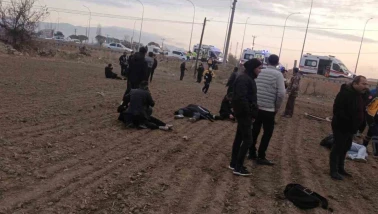 Kamyonet ile öğrencilerin midibüs çarpıştı: 17 yaralı