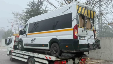 Öğrenci servisi kavşakta tırla çarpıştı: 20 yaralı