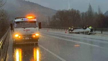 Afyonkarahisar’da Otomobil Refüje Devrildi: 1 Yaralı