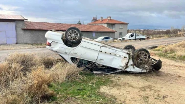 Direksiyon Hâkimiyetini Kaybeden Sürücü Şarampole Devrildi