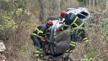 Bilecik’te frenleri tutmayan araç uçuruma yuvarlandı: Sürücü yara almadan kurtuldu