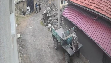 Köyde eşine şiddet uygulayan kişinin görüntüleri ortaya çıktı
