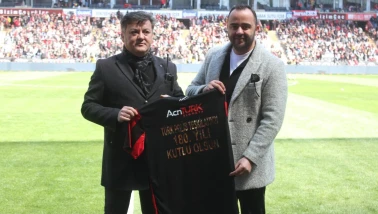 Eskisehirspor’dan polise forma ve plaketli teşekkür
