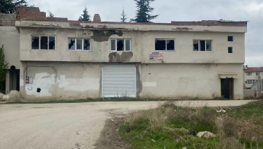 Eskişehir Yeşiltepe’de Metruk Bina Tehlike Saçıyor