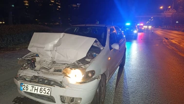 Eskişehir’de Tıra Arkadan Çarpan Otomobilin Sürücüsü Yaralandı
