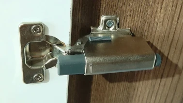 Dolap Kapak Menteşelerindeki Gıcırtıyı Gidermenin 3 Yolu