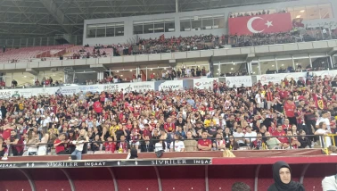 Eskişehirspor Şampiyonluğu Kutladı: Statta Siyah-Kırmızı Coşku